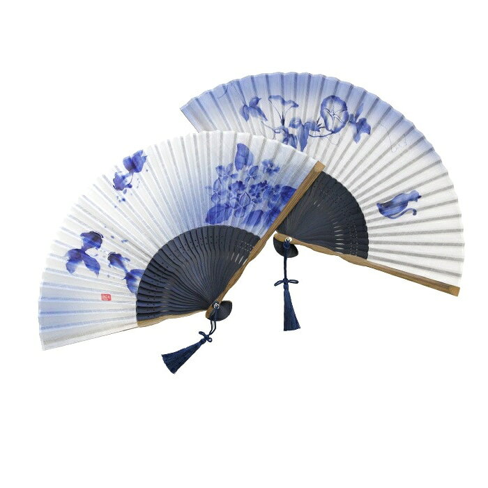 手描きのにじみが伝える、静かで穏やかな時の流れ 絵師・大成睦穂によってかかれた原画を元に「にじみ・ぼかし」の風合いをそのままに染め上げました。 白と藍の濃淡が和の美しさを表現しています。 藍色が涼やかな中骨と、渋い唐木の親骨のコントラストが扇面をぐっと引き締めます。 夏の夕暮れが近づいて、動物たちがしっとりと「夕涼み」 扇子袋 金魚・猫の刺しゅう。 地模様入りの生地は手触りも柔らかく、扇子の穏やかな雰囲気にマッチします。 扇面に合わせたグラデーションの刺繍がとても綺麗です。 房・チャーム 藍色が涼やかな中骨と、渋い唐木の親骨のコントラストが、扇面をぐっと引き締めます。 菊結びの房は、シンプルなかわいらしさ。 ※扇子袋やパーツ等、細かな仕様変更がある場合がございます。 商品概要 サイズ 閉じた時の長さ：約21.0cm、開いた状態：約38.5cm 素材 扇面／綿麻（日本） 扇骨／竹（中国） 扇子袋／ポリエステル（韓国） 加工 扇子（中国） 扇子袋（日本） 色柄 金魚／ねこ セット内容 扇子(布製)、扇子袋、桐箱入り