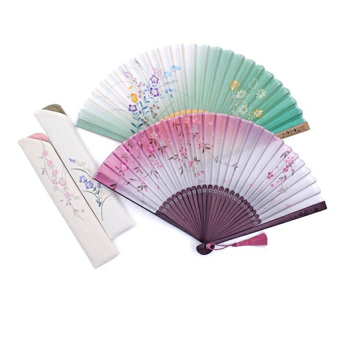 襲(かさね)の色彩に咲く、刺繍の花々。 色と細工に感じる、たおやかな和の美しさ。 着物の襲の様な優しい色彩で、グラデーションが美しい扇子です。 扇面のデザインは、しっとり美しい京の四季の移り変わりと草花たちをイメージし、刺繍でアクセントをプラス。 親骨、中骨にはオリジナルデザインで彫りを施しました。 ベーシックな和デザインで幅広い年代の女性にオススメです。 【商品概要】 サイズ／約21.2cm、開いた状態：約38cm 扇　面／綿（日本） 扇　骨／竹（中国） 扇子袋／ポリエステル（台湾） 加　工／中国 【色柄】 ピンク　グリーン 桜　コスモス 【セット内容】 扇子(布製) 扇子袋 桐箱入り