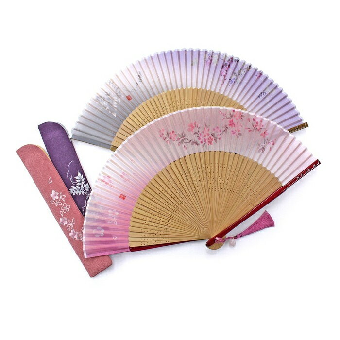 扇面絵師の手描き原画を、上品な色ぼかしと合わせて上質のシルクシフォンにプリント。 たおやかで美しい生地を、京都の職人が1本ずつ丁寧に仕立てています。 親骨の飾り彫りと、天然石を添えた房飾りがアクセント。 細部へのこだわりが光る、日本製の扇子です。 【商品概要】 ●閉じた長さ：約21.0cm、開いた状態：約38.5cm ●扇面／絹（日本） ●扇骨／竹（中国） ●扇子袋／ポリエステル（日本） ●加工／骨：日本、袋：中国 【色柄】 ピンク・紫 桜(さくら)・藤(ふじ) 【セット内容】 扇子(布製) 扇子袋 天然石パーツ(ローズクォーツ、クリスタル) 桐箱入り　