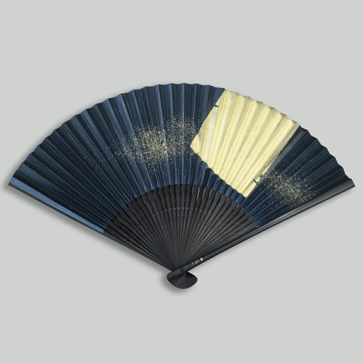 金沢箔扇子 箔美 海月 kaigetsu 波状に山谷が連なる扇子の表面に金箔をあしらいました。その風情を、海..