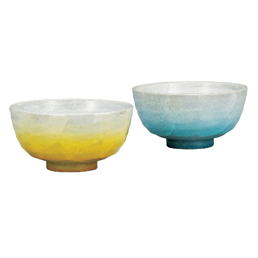 サイズ：径11 高5.5 (cm) ■素材：陶器 ■生産地：日本（九谷焼） 九谷焼でできた飯碗を2つセットにしたものです。 結婚祝いや結婚記念日、陶器婚式や磁器婚式、銀婚式や金婚式など、夫婦やカップルへの贈り物として人気があります。 日常から来客時まで幅広く活躍します。 九谷五彩の施された器で、楽しい食卓に彩を添えていただけます。 古九谷開窯から360年を迎えた経済産業大臣認定伝統工芸・九谷焼。 パリ万博に出品されジャパン・クタニとして世界に名を轟かせ、大英、ルーヴルなど世界各地の有名美術館に収蔵された色絵の妙技をご堪能下さい。 ■通常3～7営業日程で発送予定で御座いますが材料その他要因にて2週間以上お時間が掛かる場合やご用意出来ない場合が御座います。予めご了承下さい。 ■お使いの環境により商品の色、素材感が実物と多少異なって見える場合がございます。 ■包装ご希望の場合は備考欄または別途メールにてお知らせ下さい。別途200円（税別）にて賜ります。 ■送料無料の商品やその他複数点の注文、同梱などにより6000円(税別）以上のご注文の場合でも北海道1800円、沖縄他離島へは別途2500円の送料が掛かります。 ご注文時は無料となりますが店舗にて訂正させて頂きますので予めご了承下さい。 ■発送準備完了後のキャンセル、返品交換等は一切お受けできません。予めご了承下さい。　