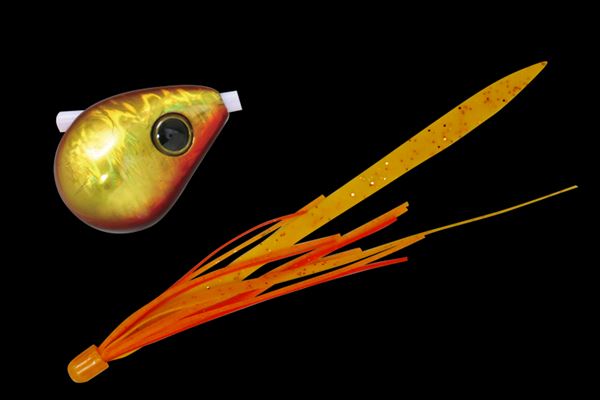 自重130g潮の流れの速いエリアを想定し、誕生した”爆流”鉛式ビンビン玉スライドが、海老パウダーと海老オイルを配合し味と匂いを加えた新素材「T+（tasteプラス）ラバー」ネクタイとスカートを身に纏いリニューアルしました。激流や深場の攻略はもちろん、水流抵抗を強く受けるドテラ流しやキャスティングでの使用にも最適で、左右にふれるスラローム軌道のアクションを生む特徴的な流線形のヘッド形状がパーツの暴れを軽減し、丸玉では困難であった200g超の重量級ラインナップが可能になりました。スカートを一方向に整え、過剰なパーツ暴れを更に軽減するバックファイヤーキャップを搭載。パーツ交換方法も容易で、揺れる船上においても快適に作業を行うことが可能です。※掲載している商品の画像は代表画像を表示しています。また実物と色が違って見える場合があります。あらかじめご了承下さい。