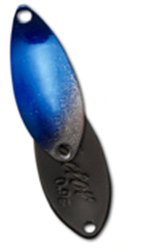 ウエイト：0.9g　HOOK：VANFOOK　SP-31zero　#8 仕様大人気のファクターシリーズに待望の0.9gが新登場！サイズダウンしてはいるもののアピール力は抜群でより広範囲からトラウトを呼び込む集魚力や追尾してきたトラウトに口を使わせやすい波動でバイト数を稼げる設計になっています。また、1.2g譲りの安定した泳ぎでレンジキープもしやすくロッドワークによる泳ぎの角度変化時にも安定した泳ぎを維持したまま対応することが出来るように開発しています。　高活性から低活性まで幅広く対応できる対応力でエリアシーンをサポートいたします。