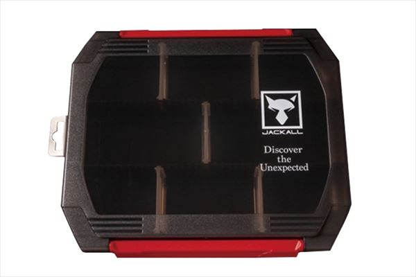システムマチック収納で、あなたの釣りをより快適に！コンパクトで使い勝手のよいタックルボックスW1500/W2300は、高耐衝撃性ポリプロピレン素材を使用したタックルボックスで、ルアーにダメージを与えることなく、システムマチックに収納できる小型ケースです。使い勝手に優れる左右どちらからでもワンタッチで開閉できるWオープン仕様の薄型タイプ。内部の仕切りは5.5mmピッチで設定されており、ルアーサイズに合わせて微調整が可能であると共に、しっかり固定できるのでズレにくい設計に。両モデルとも精度の高いMADE IN JAPANクオリティとして歪みや変形に強くなっています。サイズ:L:200mm×W:153mm×H:40mm ※実物と色が違って見える場合があります。あらかじめご了承下さい。