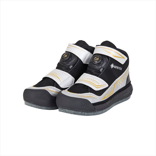 トーナメントシューズ初のゴアテックス採用モデル。高次元の防水性と透湿性で快適な釣行を。優れた防水性と透湿性を兼ね備えた高機能ゴアテックスフットウェアテクノロジーを採用した透湿防水磯シューズ新登場！フィット感調整は、D.D.SYSTEM（ダイレクトダイヤルシステム）のダイヤル操作で簡単。インソールには、Ortholite オーソライトを採用。それにより、歩行時のパフォーマンス性アップ、高い通気性、優れた耐久性、軽量性、クッション性を実現。表面には滑り止め加工することで、斜めの磯でも前滑りを軽減し、つま先の痛みを軽減。ミッドソールには、新型EVAミッドソールを採用し、軽量化を追求。クッション性が高く非常に柔らかいので、履き心地や屈曲性も向上。ソールには、スーパーキュービックセンサーソールを採用し、優れた屈曲性とグリップ性を実現。フロントプロテクターを搭載したことで、ワイヤーを保護すると共に、締め心地感の調整が可能に。前モデルから足形を見直し、履き心地を追求した新型オリジナルラスト（足形）に。カラー:シルバー ソールタイプ:スパイクフエルト 防水仕様:透湿防水 （前モデルより足幅が広くなっております） ※実物と色が違って見える場合があります。あらかじめご了承下さい。【ダイワ キャスティング情報2023】