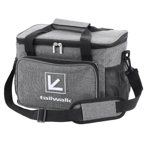 防水性能に長けたオックスフォード本体生地に、PEVA素材のインナー搭載の簡易保冷バッグはアウトドアシーンやランガンスタイルのフィッシングに最適。 上蓋裏面にはメッシュポケットを搭載し、保冷材の収納に便利。 メッシュサイドポケットとフロントセ...