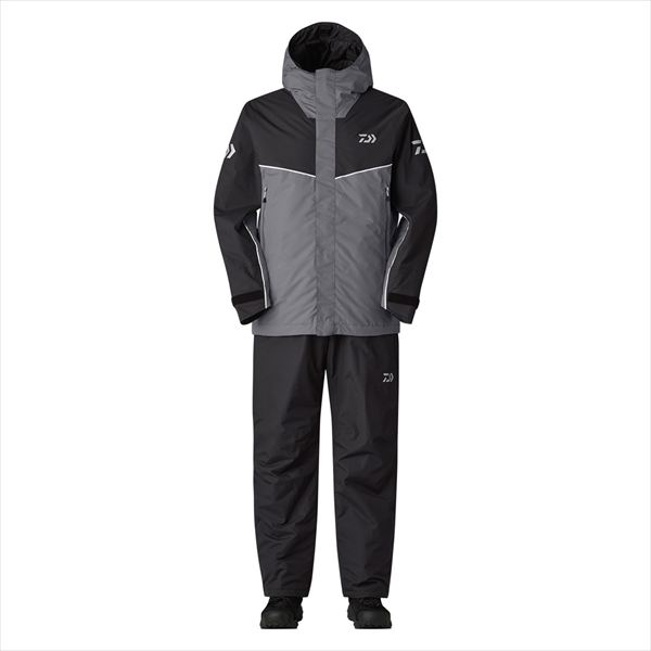 大盛中綿でしっかり温かい。磯・船用防寒モデル。防寒中綿を大盛り（通常の1.2倍）の120gを詰め込んだスーツ。安心感のある生地厚の防水透湿性に優れたRAINMAXの2層素材を採用。レトロなスポーティーさをデザインに落とし込み、暗闇でも目立つリフレクターパイピングを使用。袖口からの浸水を軽減するカフスを内袖に搭載し、衣服内の濡れを最小限に抑える。フローティングベストを着た際にも目立つよう、両肩にリフレクターロゴを配置。袖口回りは汚れが目立ちにくいブラック仕様。ポケットには水の浸入を軽減する止水ファスナーを採用し衣服内の濡れを最小限に抑える。パンツがずり落ちにくいサスペンダー付きモデル。サイズ：Mカラー：ガンメタル ※実物と色が違って見える場合があります。あらかじめご了承下さい。