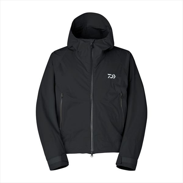 薄手素材で軽やかなショートレインジャケット。裾からの水の吸い上げが起きにくい2.5層生地で、立ち込み時にも快適に着用可能。生地裏は肌離れしやすいよう凹凸のあるものを採用し快適に着用可能。フロントには止水ビスロンファスナーを採用。脇ポケットは止水ファスナーを採用し、高めの位置に設けることで浸水を軽減。二重袖口は裏にもシームテープを施すことで手を水中に入れても浸水しにくい仕様へアップデート。内ポケットを設けることで糸くずや小物の収納に便利。サイズ：2XLカラー：ブラック ※実物と色が違って見える場合があります。あらかじめご了承下さい。