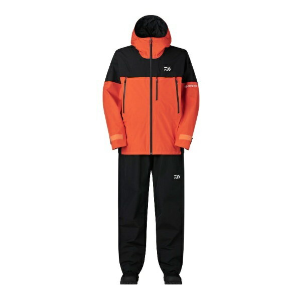 定番GORE-TEXレインスーツに耐水性を高める「AquaGuard Tightened」を採用。優れた防水性、防風性、透湿性を有する2層構造のGORE-TEX生地を採用することで、柔らかくしなやかな着心地。フロントファスナーには、YKKとの開発で実現したAquaGuard Tightenedを搭載。従来の止水ファスナーより耐水性が大幅に向上。軽量化するとともにファスナーの生地噛みがなくなり、スムーズな開閉が可能。表地は環境配慮されたGORE-TEX ePE膜となり、前モデルより軽量で丈夫なレインウエアへ。環境負荷の少ないフッ素フリー撥水剤を使用したモデル。裏地にメッシュを配した二重構造とすることで、肌離れがよく、雨を肌で感じにくくなり、肌寒い時にも快適に着用可能。ポケットには止水ファスナーを採用し、防水性を重視。袖口から水の浸入を軽減する二重袖口採用。パンツポケットにも止水ファスナーを採用。裾にはベルクロを配し、絞り込むことが可能。サイズ：WLカラー：オレンジ ※実物と色が違って見える場合があります。あらかじめご了承下さい。