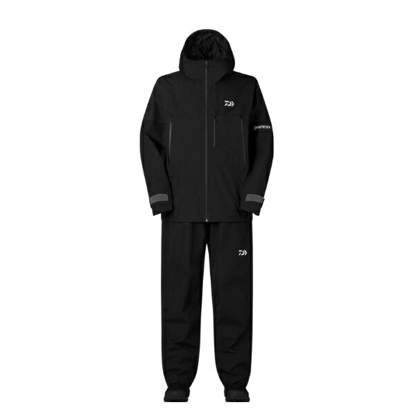 定番GORE-TEXレインスーツに耐水性を高める「AquaGuard Tightened」を採用。優れた防水性、防風性、透湿性を有する2層構造のGORE-TEX生地を採用することで、柔らかくしなやかな着心地。フロントファスナーには、YKKとの開発で実現したAquaGuard Tightenedを搭載。従来の止水ファスナーより耐水性が大幅に向上。軽量化するとともにファスナーの生地噛みがなくなり、スムーズな開閉が可能。表地は環境配慮されたGORE-TEX ePE膜となり、前モデルより軽量で丈夫なレインウエアへ。環境負荷の少ないフッ素フリー撥水剤を使用したモデル。裏地にメッシュを配した二重構造とすることで、肌離れがよく、雨を肌で感じにくくなり、肌寒い時にも快適に着用可能。ポケットには止水ファスナーを採用し、防水性を重視。袖口から水の浸入を軽減する二重袖口採用。パンツポケットにも止水ファスナーを採用。裾にはベルクロを配し、絞り込むことが可能。サイズ：XLカラー：ブラック ※実物と色が違って見える場合があります。あらかじめご了承下さい。