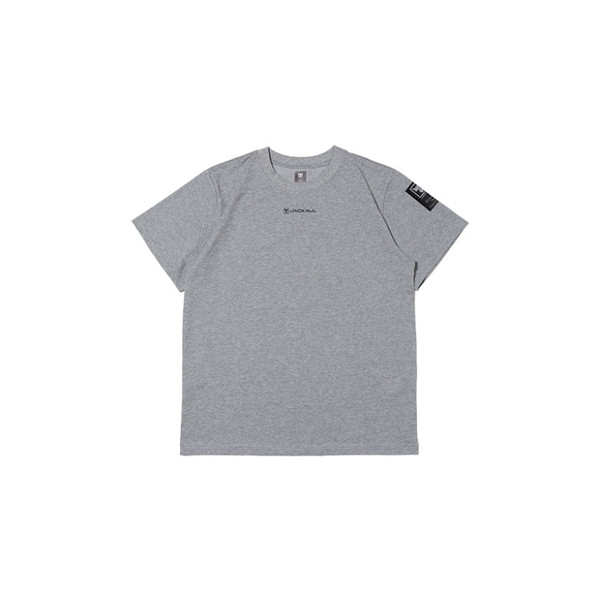 汗ばむ季節にうれしい、ひんやりとした着心地。コットンと機能性素材Sorona Agileをブレンドすることで、コットンならではの肌触りの良さと、コットンだけでは出せないストレッチ性とハリ感のあるきれいなシルエットを兼ね備えたハイブリッドな1枚に仕上がっています。表面には接触冷感加工を施し、肌に触れた瞬間からクールな感触。春から秋までの汗ばむ季節を、シーズンを通して活躍してくれる万能Tシャツです。フロントセンターと袖部分にロゴを配置した、スタイルを選ばず合わせやすいシンプルなデザインです。サイズ：XL（身幅58.0cm、裾幅58.0cm、袖丈23.0cm、着丈71.0cm、肩幅47.0cm）カラー：モクグレー ※実物と色が違って見える場合があります。あらかじめご了承下さい。