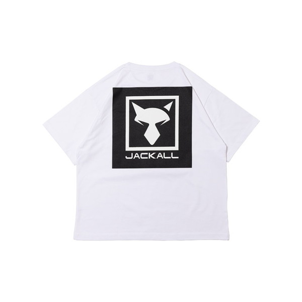 ビッグシルエット×ビッグロゴで存在感抜群のTシャツ。なめらか綿100％。上質な着心地のビッグロゴTシャツです。長い繊維だけを使った毛羽の少ない紡績糸を使用したなめらかな肌触りが特徴のTシャツ。ゆったりしたサイジングのボックスシルエットで、抜け感のある一枚に仕上がっています。背面にはブランドロゴを大胆に配し、存在感抜群。釣り場でのラフな着こなしはもちろん、デニムやショーツと合わせた街スタイルにも自然と馴染みます。機能とデザインのバランスが秀逸な、夏のワードローブに色違いで何枚も加えたいビッグTです。【アパレル担当からのコメント】ゆったりとしたシルエット・着用感が好みの方に特にオススメです。ジャッカルファンのお声をもとに大きなロゴと明るめのカラーでデザインしました。春夏の釣場で映えるTシャツです。サイズ：S（身幅57.0cm、裾幅57.0cm、袖丈21.0cm、着丈62.5cm、肩幅52.0cm）カラー：ホワイト素材：綿100% ※実物と色が違って見える場合があります。あらかじめご了承下さい。