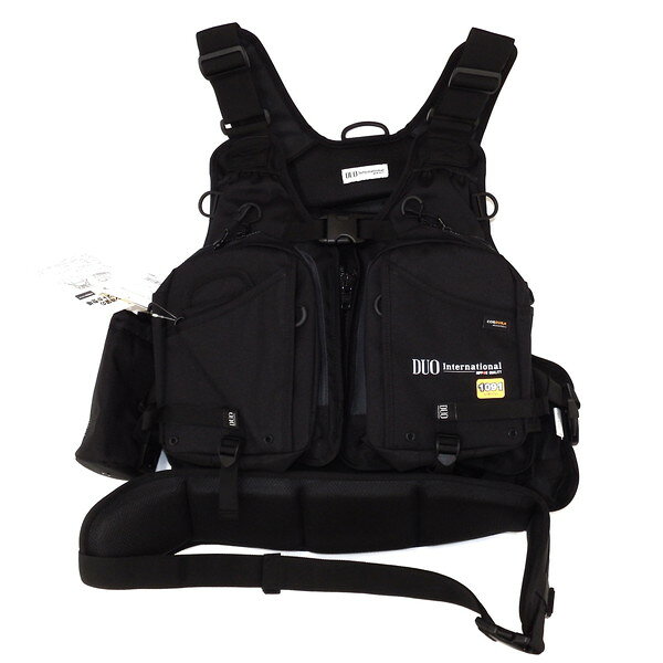 DUOファン待望の高機能ゲームベストがついに登場！CORDURA Advanced Fabricを採用し、軽量かつ高耐久なタフさを実現。DUOらしさを追求した精悍なデザインとカラーリング。サイズ：フリーカラー：1091ブラック浮力：7.5kg/24H素材：ポリエステル100%（CORDURA） ※実物と色が違って見える場合があります。あらかじめご了承下さい。