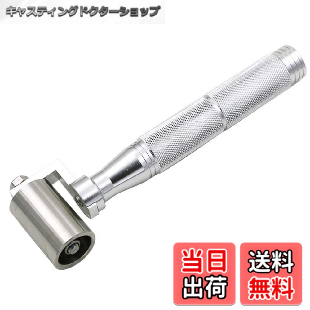 商品情報 商品の説明 主な仕様 適用範囲：普通の壁紙、PVC厚くした壁紙、不織布、布地の壁紙、古い箔の壁紙およびその他の特殊な材料 効果:ローリングの交差点の両側の壁紙に使用され、壁紙の壁紙の端を防ぐために 材質：ステンレス;カラー：シルバー 長い寿命、柔軟な操作、ローリングと壁紙と壁の接着を強化するためにさらに効果的なダブルメタル 特徴：ステンレスで使用寿命が長く、使用しやすい、もっとも有効向上を平ら壁紙と壁面の結合度がよくになります。 # 【送料無料】DreamColor 壁紙用ローラー　ステンレスシームローラー　塗装用具 ステンレスハンドル 壁紙を張り替えようとしているけれど、作業がうまく進まないとお悩みではありませんか？特に、壁紙の端が浮いてしまったり、しわが寄ったりすることで仕上がりに満足できないことが多いです。そんな体験をした方々にこそ、DreamColorの壁紙用ローラーが最適です。この製品は、デザインと機能性を兼ね備えており、誰でも簡単に壁紙をきれいに仕上げることができます。さらに、ステンレス製のハンドルは耐久性もばっちり！これにより、長期間安心して使用できます。手に取るだけで、その特徴を実感できるでしょう。施工中の悩みを解消し、プロ並みの仕上がりを実現するために、ぜひこの製品をお試しください。あなたのDIYライフをサポートします。 ## 1. DreamColor 壁紙用ローラーの特徴 DreamColor 壁紙用ローラーは、ステンレス製のハンドルを持ち、非常に高い耐久性を誇ります。普通の壁紙に加えて、PVCや布製の壁紙、さらには特殊な素材にも対応しています。これにより、さまざまなタイプの壁紙をしっかりと扱うことができ、どんなリフォームプロジェクトにも最適です。 商品には特有のデザインがあり、使いやすさを追求して作られています。具体的には、ダブルメタル構造により、壁紙と壁の接着をより強化します。こうすることで、施工後の仕上がりが一段と良くなります。壁紙の端が浮いてしまう心配もなく、スムーズに施工が可能です。 また、ステンレス製のため、しっかりとした重量感があり、安定した操作が可能です。手にフィットするデザインにより、長時間の使用でも疲れにくいのが嬉しいポイントです。多くの利用者から高評価を得ている理由がここにあります。 さらに、本製品は業務用でも使われている実績があり、品質の高さが証明されています。プロの作業者からの支持も厚く、一般家庭でも使える優れたツールです。このローラーがあれば、あなたのDIYプロジェクトが格段に楽になります。 ## 2. 使い方と施工手順 DreamColor 壁紙用ローラーの使い方は非常に簡単です。まず、壁面を清掃し、必要に応じて下地処理を行います。壁紙を貼り付ける前に、必ず準備を整えてください。次に、壁紙を貼り付け、しっかりと位置を決めます。この時、気泡が入らないように注意が必要です。 壁紙を貼った後、DreamColor 壁紙用ローラーを使用します。首を振るようにして、ローラーを壁紙の端に押し付け、しっかりと接着させましょう。ダブルメタル構造が壁紙と壁の接着を強化してくれるため、浮き上がってくる心配も少なくなります。慎重に押し付けることで、滑らかな仕上がりが得られます。 施工後は、必要に応じて端をカットし、完全に乾かします。この過程を経ることで、プロのような美しい仕上がりが期待できます。また、作業が終わった後の道具の清掃も忘れずに行いましょう。素材によっては塗料や接着剤が残ることがありますので、さっと水で洗い流すことで、次回も気持ちよく使用できます。 この一連のプロセスを通して、DIY初心者でも簡単に美しい壁が作れることを実感できるでしょう。しっかりとした道具を使うことで作業が楽になり、おしゃれな住環境づくりが進みます。 ## 3. 施工時の注意点 壁紙施工時には、細かい点に注意を払うことが重要です。まず、準備段階での清掃は手抜きをしないようにしましょう。ほこりや油分が残っていると、壁紙が十分に接着されない恐れがあります。特に、古い壁紙を剥がす場合は、しっかりとその下の材質もきれいに処理してください。 また、貼り付ける壁紙の種類によっては、接着剤の選定も重要になってきます。無理に貼り合わせると、壁紙が波打ったり、剥がれたりすることがあります。このため、製品ページや取扱説明書の指示に従い適切な接着剤を使ってください。 DreamColor 壁紙用ローラーを使用する際は、一定の力加減が求められます。強く押しすぎると逆に壁紙が傷む可能性もあるため、注意が必要です。さらに、施工時に温度や湿度が影響を与えることもあります。特に湿気の多い環境では、接着が不十分になることがありますので、環境を整えることも忘れずに。 施工後、壁紙が浮いてきた場合は、焦らずに再度ローラーを使い、しっかりと接着させる工夫をすることが大切です。また、施工後数週間は、あまり強い力で触らないように注意が必要です。このようなポイントに気をつけることで、長持ちする美しい壁紙が実現できます。 ## 4. ご利用者の声 DreamColor 壁紙用ローラーを実際に使用した方々から、多くのポジティブなフィードバックが寄せられています。「初めての壁紙張り替えでしたが、簡単にできました」といった声が目立ち、特に施工のしやすさが高く評価されています。また、「接着力が強い」との声も多く、施工後の安心感が得られるようです。 さらに、DIY初心者の方にとって、「道具がしっかりしている」との評価が嬉しいポイントです。自分でやってみようという意欲が湧くツールであることが、壁紙施工の楽しさを感じさせる要因でしょう。 また、業務用として使用しているプロからも「耐久性があり、効率的」との評価が寄せられています。長期間使えることは、経済的メリットも大きいです。これから壁紙施工を考えている方は、ぜひこの声を参考にして、自信を持って挑戦してほしいです。 このような生の声から、DreamColor 壁紙用ローラーがいかに使い勝手の良い製品であるかが分かります。あなたもぜひ、この感動を体験してみてください。 ## まとめ - DreamColor 壁紙用ローラーは、耐久性と使いやすさに優れています。 - さまざまな種類の壁紙に対応できて、プロ並みの仕上がりが可能です。 - 施工プロセスが簡単で、道具の特徴を生かすことで、仕上がりに自信が持てます。 - 使用者の声からも、高評価を得ていることが証明されています。 - あなたのDIYプロジェクトをサポートし、DIYライフを豊かにするアイテムです。