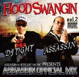 誰もが待ち望んでいたSOUTH CENTRAL CARTELのオフィシャルMIXとして、シーンに、リスナーに、衝撃を走らせたHOOD SWANGIN vol.1の続編が満を持してドロップされる!! 今作もアーティストとの直接リンクによって生まれた特別な企画盤であり、国内有数のG-RAP専門店・llTIGHT MUSICオーナーの2FLYが、あのチカーノ人気の火付け役の一人とも言える大人気アーティスト、ASSASSINとここに夢の架け橋を築き上げた!! 日本中に、いや世界中にファンを持つASSASSINの魅力溢れる楽曲達をMIXしたのは、横浜から全国にウエッサイを発信するIITIGHT GMCから前作に続きDJ T!GHTだ。 気になる収録曲も、あの2PACとのゴリゴリな共演曲REAL BAD BOYZやSNOOP DOGGをfeat.に迎えた極上スムースWATCHING U、WILD WILD WESTSIDEらの超絶人気曲をはじめ、どっぷり深い哀愁メローGHETTO HEAVEN、ムーブメントになったHYPHYチューンのTHIZZ FACEなどなど、激ヤバな曲だけをバランスよく選曲。更にはこの盤でしか聞けないASSASSIN本人からのエクスクルーシブなシャウトアウトも 収録され、初めてASSASSINを聞くリスナーにも聞きやすく、心に届くよう魂を込めてMIXされたのが今回のVOL.2である。 発言、アクションに全世界が注目する一流中の一流ラッパー、ASSASSINの生き様、歴史、音楽への愛が詰まりに詰まった最高の作品、HOOD SWANGIN vol.2。著作権をクリアしたオフィシャルMIXという事で、アナタが行くいつものお店にも陳列されるこの宝物・・・手にとれば作品のヤバさ、熱いバイブスをすぐに感じ取れるだろう。 リリースされた瞬間から全世界が動き出す。。 そう言っても過言ではない歴史的なMIXCDが、怒濤の旋風を巻き起こす!!!!!1.INTRO mixed by DJ T!GHT 2.REAL BAD BOY'Z(WESTSIDE RIDER 7TREEZ VOCAL MIX) 3.DEEP IN THE GAME 4.SUPER PIMP 5.KEEP IT REAL 6.CALIFORNIA DREAMIN 7.STR-8 M.O.B. 8.DADDYZ HOME 9.FAMILY AFFAIR 10.MUCH MORE 11.SUPA BAD 12.FOR THE MONEY 13.SKIT 14.THE WILD WILD WESTSIDE 15.CLOSER 16.KEEP IT MOVIN 17.SKIT 18.GAME TIGHT 19.HOT SEXX 20.WEST SIDE PARTY 21.GROWING UP ON MY BLOCK 22.THIZZ FACE 23.STRICTLY 4 THA G'Z 24.WATCHING U 25.SKIT 26.MAKIN CASH 4 EVER 27.CREEPIN 28.SKIT 29.LIVIN IN THA HOOD 30.GHETTO HEAVEN