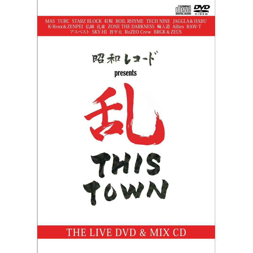 CD売れねえ?知らねえよ。俺らはライブだろ!今や今!やっぱナマやナマ!添加物なし混ぜ物なしのMCのライブ!般若とSHINGO★西成のレコメンドする次世代のライブ巧者を厳選したショウケースが遂にDVD化。出演者の音源を中心に、般若のバックDJとしても知られ、傑作 "般若万歳" を手掛けたDJ FUMIRATCHがMIXしたCDも付属!2013年春に大阪と東京で行われた「乱 THIS TOWN」。昭和レコード主催で行われた本公演には、般若、SHINGO★西成が推薦する次世代のライブ巧者が集い大盛況に終わった。各地方のシーンを代表するアーティストが凌ぎを削って魅せる、ライブ巧者っぷりが堪能出来るアツいパフォーマンスは必見。このDVDでしか観ることが出来ない(であろう)楽曲も満載。東阪2公演の中からベストなカット、選曲で送る2時間前後収録のLIVE映像。HIP HOPファンは勿論必携の1枚です! - 乱 THIS TOWN 〜大阪の陣〜 - SHINGO★西成 / 般若 / BOIL RHYME(西宮) / JAGGLA & HABU from TORNADO(大阪) / K-Rexx & ZENPEI(堺) / MAS(金沢/K’z TOWN) / STARZ BLOCK(京都) / TECH NINE(石垣島) / TURC(高槻) / 紅桜(津山) /仏師(香川) - 乱 THIS TOWN 〜江戸の陣〜 - 般若 / SHINGO★西成 / ALLIES / RAW-T (ICE DYNASTY) / RoZEO CREW /BRGK & ZEUS / ZONE THE DARKNESS / アスベスト / 孔雀 / 晋平太 /輪入道 / SKY-HI (AAA)DVD(ARTIST / 曲名) 1. MAS / 夜祭狩 2. MAS / 野町広小路 3. TURC / DIGITAL HOT 4. TURC / YOUNG DREAMIN' 5. TURC / OFF ROAD 6. STARZ BLOCK / WE GO HARD 7. STARZ BLOCK / GET 'EM 8. STARZ BLOCK / I JUST LIVIN' MY LIFE 9. 紅桜 / Wooo!!! 10. 紅桜 / ALL NIGHT LONG 11. BOIL RHYME / Set Out Scope 12. BOIL RHYME / Quick & Slow 13. TECH NINE / 島ぞーりとオリオンビール 14. TECH NINE / THE SKULL FORCE 15. JAGGLA & HABU / オヤシラズ 16. JAGGLA & HABU / SAY HELLO 17. JAGGLA & HABU / 10minutes 18. K-Rexx / Turn 19. K-Rexx & ZENPEI / Dear...(Remix) 20. 仏師 / 灯 21. 仏師 / 東京 22. 孔雀 / THE SHOW 23. 孔雀 / バーニーちゃん 24. ZONE THE DARKNESS / Oh Shit 25. ZONE THE DARKNESS / DARK SIDE 26. 輪入道 / Freestyle on bugseed's harlot track 27. Allies / BIG MOUTH 28. Allies / WEEKEND 29. RAW-T / 終わらないRAP 30. RAW-T / WORLD IS MINE 31. アスベスト / 四捨五入-ラジオドラマ主題歌版- 32. アスベスト / 怖がりの処方箋 33. SKY-HI / One By One 34. SKY-HI / Whiplash 35. SKY-HI / Tumbler 36. SKY-HI / Critical Point 37. 晋平太 / 時代遅れ 38. 晋平太 / I Still Love You 2 39. RoZEO Crew / OPEN THE GATE~Take It Off~ 40. RoZEO Crew / Back Ground Anthem 41. BRGK & ZEUS / D.A.W.N 42. BRGK & ZEUS / L.O.S.T MIX CD(ARTIST / 曲名) 1. 孔雀 / 6SENSE 2. 菊丸 / Bunnyちゃん feat. M.T 3. RAW-T / Counter Flow 4. TECH NINE / Public Enemy 5. ZEUS / Calmly and Burning feat. Cimba 6. BRGK & ZEUS / Never Change 7. 紅桜 / ALL NIGHT LONG 8. 晋平太 / I Still Love You 9. RoZEO CREW / Sweep Of Shady feat. Es-Plant 10. K-Rexx / For Once My Life 11. BOIL RHYME / No Sinker 12. STARZ BLOCK / SB's BACK 13. JAGGLA & HABU(TORNADO) / Turn To Eat 14. MAS / モンキーゾンビ 15. CAMEL / レーゾンデートル 16. SKY-HI / Fiction 17. 仏師 / 東京 18. アスベスト / 衝動 19. ZONE THE DARKNESS / 雨、花、絵描き。 20. TURC / OFF ROAD feat. JAGGLA 21. 輪入道 / 覚悟決めたら