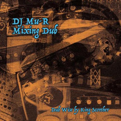 DJ Mu-Rによる“Dub/Reggae”をコンセプトにしたジャンル/年代を越えた唯一無二の世界が巡るLIVE Mix音源を、King Scorcherが良質なサウンドシステムを使用してDub Wiseし再生させるというヤバすぎるミックス作品『Mixing Dub "Dub Wise by King Scorcher”』が限定プレスでリリース!! 仙台を代表するHip HopグループGAGLEの守護神=DJ Mu-R。自身が運営するレコードショップProceed Music Storeのレーベルからの第2弾ミックス作品として、DubとReggaeをコンセプトに、Hip Hop、Breakbeats、Down Tempo、Bass Musicなど様々なジャンルと年代を跨いでLive Recしたミックス音源を、2021年末にリリースされたMIX CD『Dub Style』も素晴らしかった地元仙台のセレクターKing Scorcherが良質なサウンドシステムを使用してDubwiseした作品『Mixing Dub "Dub Wise by King Scorcher"』を限定リリース。 ヒップホップバックグラウンドに根ざしたビート/グルーヴ・センスを”Dub/Reggae”コンセプトに昇華させ、流石のターンテーブル・スキルで唯一無二のサウンド・セレクションで展開していくDJ Mu-Rによる最光のDJ MIXを、King ScorcherによるDubwiseが圧倒的な”鳴り”と”躍動”と”スリリング”を巡らせたサウンド体験へと昇華させた衝撃作。 LIMITED PRESS!! ■PROFILE DJ Mu-R (GAGLE / Jazzy Sport / Proceed Music Store) 仙台を代表するヒップホップグループ・GAGLE(ガグル)のDJ。95年暮れにターンテーブルとミキサーを手に入れDJ活動を開始。ヒップホップを軸に、ジャズ、ソウル、ディスコなどのルーツミュージック～ハウス、テクノ、ベースミュージック等、幅広いジャンルをプレイ。唯一無二の研ぎ澄まされた世界感を構築するプレイスタイルから、ヒップホップファンだけに留まらず多くの耳の肥えたリスナーを虜にしている。地元仙台を中心に05年から行われているDJパーティー『Sound Maneuvers』を主宰。仙台、東北を拠点に全国各地でプレイ中。18年11月に自身が店主を務める『Proceed Music Store』を仙台にオープンした。 King Scorcher 80年代から東京を中心にロンドン、ニューヨーク、ジャマイカ等様々なカルチャーに触れ90年代からレゲエセレクターとしてのキャリアをスタートする。同時にレーベルプロデュースもスタート。その後地元に戻りマイペースで音楽に向き合い活動中。