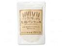 内容量200g 1袋で7枚分（直径約12cm）が焼けます。原材料小麦粉(小麦(九州産))、砂糖、もちきび粉、胚芽押麦粉、黒米粉、発芽玄米粉、赤米粉、食塩、うるち米粉／膨張剤、(一部に小麦を含む) ※小麦、卵、乳を使用した施設で製造しています。 ※アルミニウムを含まない膨張剤を使用しています。 ※九州パンケーキの生地を長時間置くと、膨張剤が水分と反応して生地がアルカリ性となり、黒米の色素（アントシアニン色素）が反応して緑色になることがあります。食べても人体に影響はございませんが、パンケーキの生地は長時間置かず、速やかに加熱調理してください。賞味期限製造日より15ヶ月栄養成分（100gあたり）エネルギー：364kcal たんぱく質 7.7g／脂質 1.6g／炭水化物 79.8g／食塩相当量1.8g（推定値）商品の発送についてこちらの商品は、常温・冷凍同梱可能商品です。 冷凍商品と同時にご購入の際は、クール便でお届けいたしますおうちで、パンケーキ。いつもの休日に、早起きしたくなるような朝ごはん。 朝ごはんを特別なものにすると、早起きしたくなりませんか？ いつもの休日に、九州パンケーキはいかがでしょうか。 九州パンケーキは、九州アイランドを象徴する商品です。 ふわふわしてるのに"もちもち”の食感と、少しだけ灰色がかった生地。 ・・・その秘密は、雑穀にあります。 九州各県から集めた7種類の雑穀を配合しているので、もちもち食感なんですね。 優しい甘さは、お食事にもぴったりです。 雑穀を配合しているので、腹持ちが良いのも嬉しいポイントです。