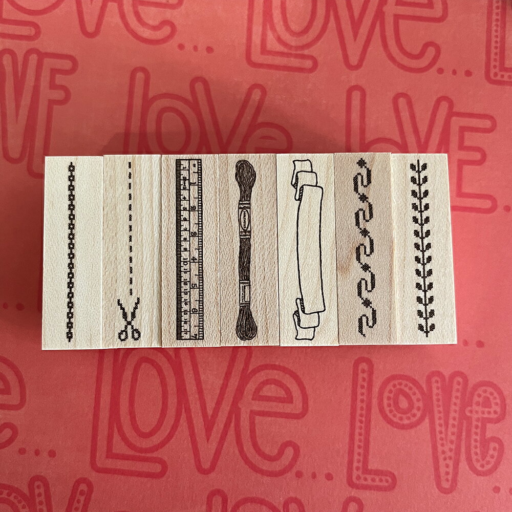 SNSで人気のhorimemeさんの可愛いスタンプ いろいろ使えるチェーンや飾り罫タイプのスタンプ入荷しました。 サイズ（版面）：40ミリ×12ミリ　 ☆クリックポスト配送となります。 なお、クリックポスト便の場合、代引き・お届け日時指定は...