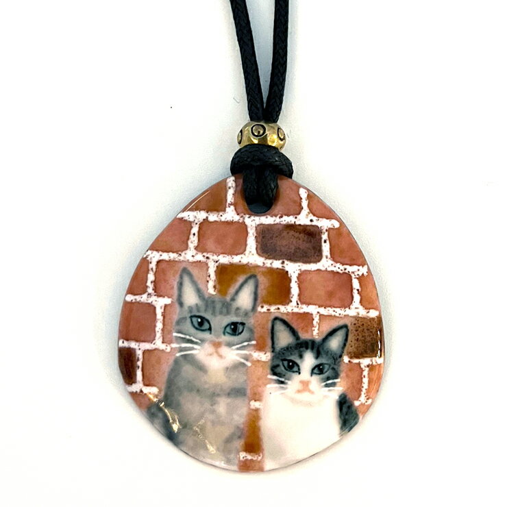 ハンドメイド七宝 猫ネックレス「ふたり」（レンガ）【猫 アクセサリー】【ねこのしっぽう2gawa】