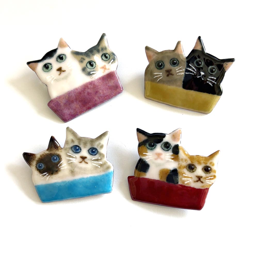 ハンドメイド七宝猫ブローチ「箱に入...