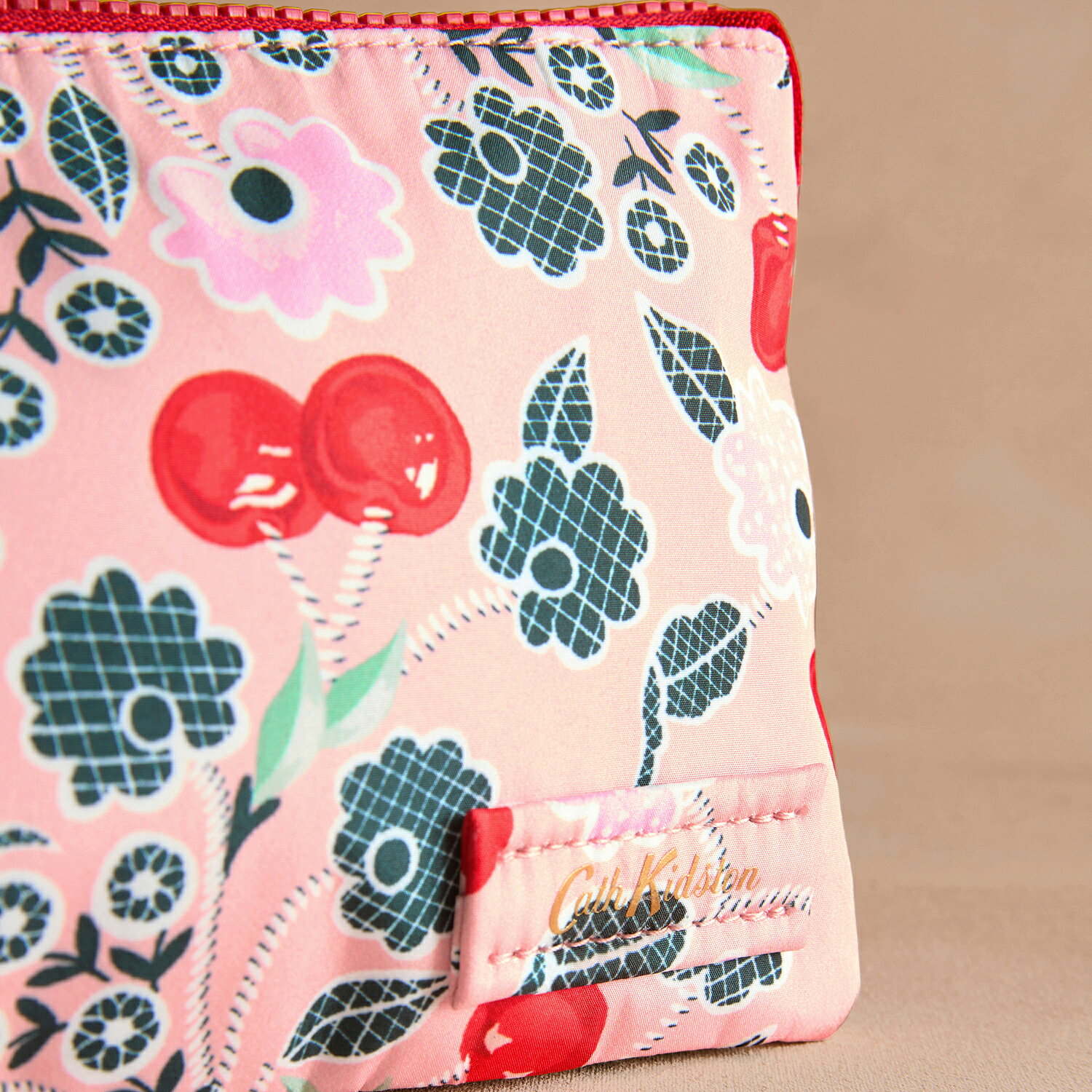 【全品ポイント5倍〜8/11 01:59迄】キャス キッドソン 公式 トラベルポーチ Cherry Bunches / ポーチ 旅行 チェリー レディース キャスキッドソン Cath Kidston CathKidstonの商品画像 2