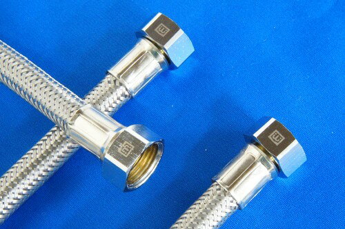 【S2BFS 寸法：13×300】 ミヤコ 耐熱ブレードフリーチューブ 継手・バルブ耐熱性・屈曲性・安全性に優れています。使用温度が1℃〜80℃なので、給湯配管にも最適です。当社従来品のブレードフリーチューブより柔軟性を向上させ狭い施工現場にも最適です。可塑剤や老化防止剤などを一切添加していない衛生的で安全性の高いシリコンホースを採用しています。《ご注意》商品に付属しているパッキンを使用してください。相手部品との接続の際、シート面に異物がないようにきれいにして下さい。屈曲を繰り返すと、破損する恐れがあります。ウォーターハンマーの恐れがある場合には水撃低減器を取付けてください。埋設施工はしないでください。加工しないでください。最高使用圧力0.75MPa。寸法：13×300ご不在時の商品配達のご連絡のため、電話番号はなるべく携帯電話の番号を入力してください。