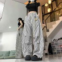 レディース 女性用 夏用 夏物 薄手 軽量 速乾性 ゆったり リラックスフィット プリーツ加工 ワイドシルエット 青色 ブルー チェック柄 格子柄 カーブデザイン ワークパンツ カーゴパンツ カジュアル スポーツパンツ トラックパンツ