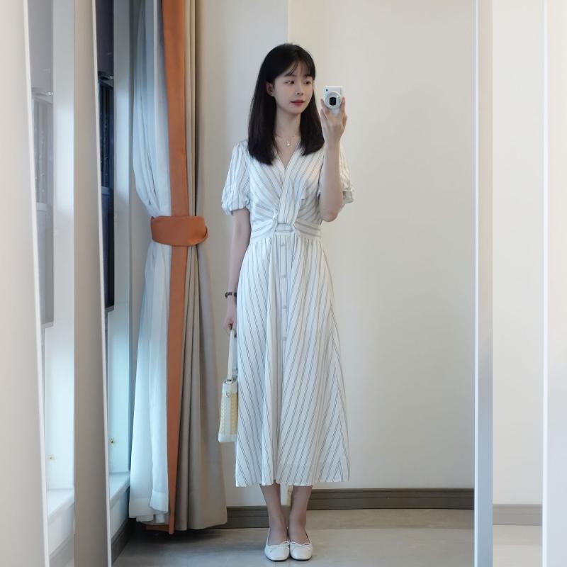 フレンチスタイル ホワイト ストライプ柄 パフスリーブ Vネック シャツワンピース レディース 女性用 夏物 上品 エレガント ロング丈 マキシ丈 ウエストマーク Aライン フレア ワンピース