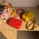 遊び心溢れるキュートな不思議可愛いアシンメトリーデザイン キャンディカラー 貝殻フォルム 多彩な6色展開 レディース 万能ミニショルダーバッグ 斜め掛け対応 コンパクトな肩掛け鞄