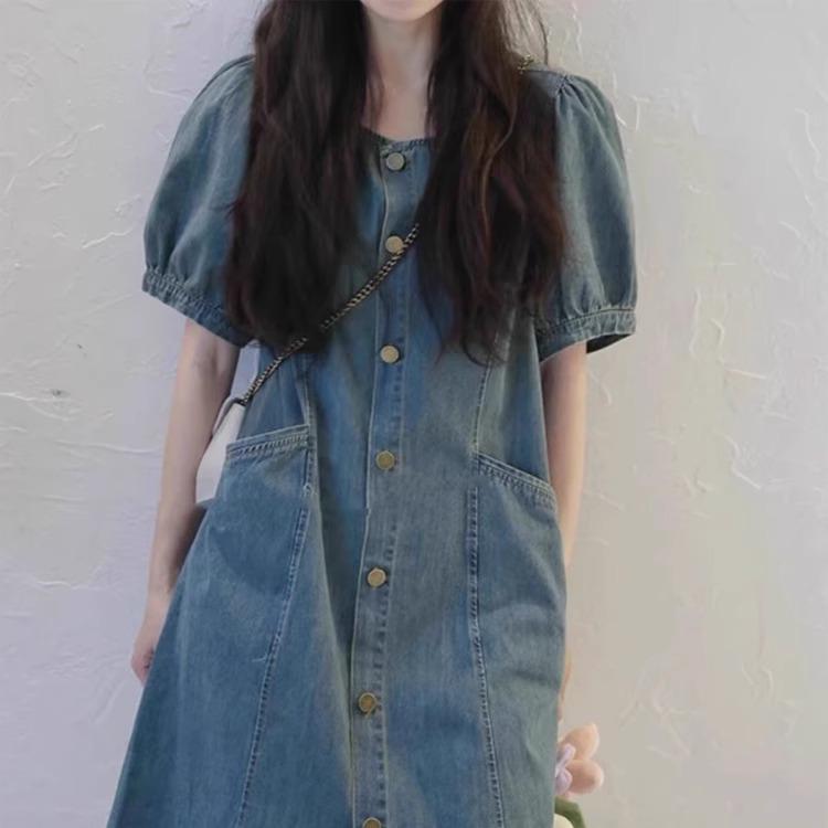 今季トレンドの初夏新作レディース半袖ブルーデニムワンピース 魅力的な個性派デザインで大人の女性を演出するお洒落なジーンズドレス
