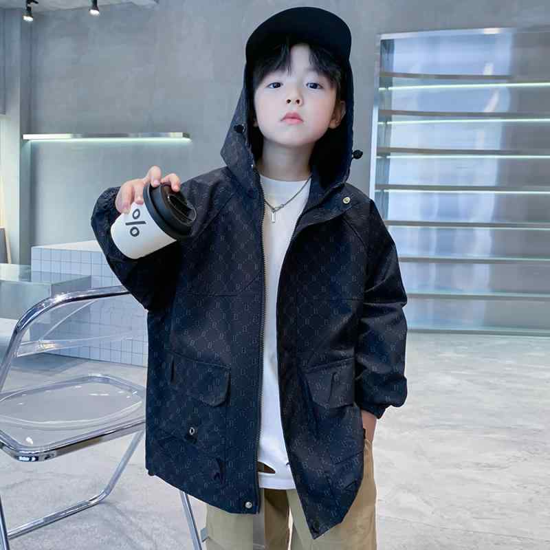 男の子 男児 ジュニア 小中学生向け 春物 アウター 上着 フード付き 防風 ウインドブレーカー マウンテンパーカー シェルジャケット アウトドア 屋外 レジャー スプリングコート 春秋用 おしゃれ トレンド ファッション