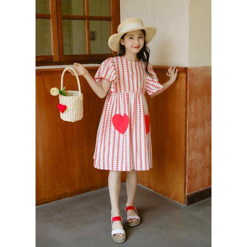 甘い魅力を引き出す 女の子用 夏物 新作 愛らしいハート模様のフリル袖ワンピース ゆったりとした着心地で夏のお出かけにも最適な子供向けドレス