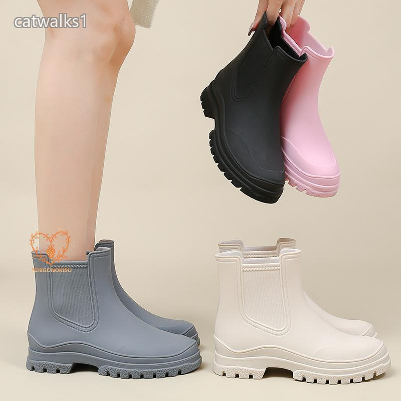 雨の日のオシャレの定番サイドゴアデザイン!毎日使える万能レインブーツです。シンプルでスタイリッシュなデザインで落ち着いた大人の上品さをプラスしています。幅広いサイズ展開なのでキッズからパパさんまで家族みんなでお揃いコーデを楽しめます。ヒールが苦手な方にもうれしいローヒールデザイン。旅行など長時間のお出かけにも安心して使えます。サイドのゴムが伸びるので歩く時にも程よく伸び、プルストラップ付だから片手でさっと簡単に履けます。撥水力のあるラバー素材なので雨から足元を守ってくれます。しっかりした凸凹のソールで濡れた地面でも滑りにくい仕様になっています。どんなファッションにも合わせやすい定番カラーをご用意しているので色違いで使い分けてください。注意事項※商品は縫製上の細かいほつれ、汚れ、素材特有の臭いや接着剤等の臭いが残っている場合がございますので、気になるお客様はご購入をお控え下さい。※初期不良の場合、未使用の商品のみ到着日から7日以内にご連絡頂ければご返金、交換対応させて頂きます。レインシューズ 中学生 長靴 レディー レディース靴 レインシューズ 長靴 ブーツ 人気 ブラック ベージュ グレー ピンク 36(23.0cm) 37(23.5cm) 38(24.0cm) 39(24.5cm) 40(25.0cm)