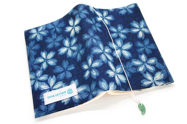 ブックカバー 藍桜 布製 和柄 文庫本サイズ