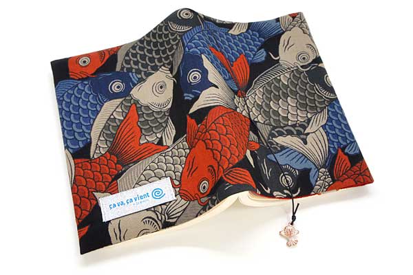 ブックカバー 愛に鯉 布製 和柄 文庫本サイズ