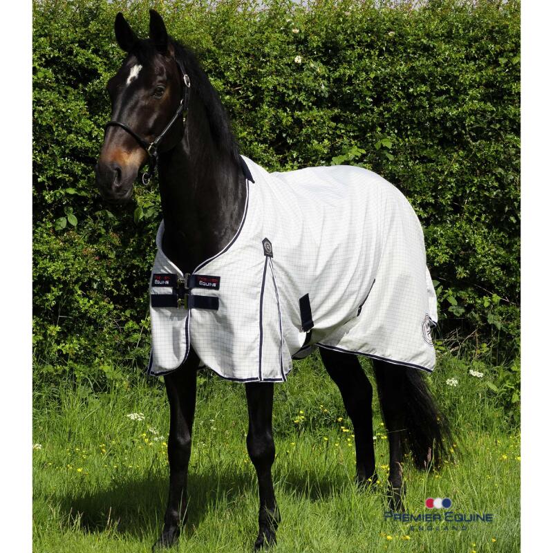 長きに渡り競走馬のケアと保護を支えているイギリスのPREMIER EQUINEの薄馬着です。 暑い日や涼しい夜に最適な軽量の馬着です。 通気性に優れた設計で、馬の自然な体温調整をサポートしながら、動きやすさも確保しています。 柔らかなコットンのような風合いの素材を使用し、空気の循環を促して湿気を逃がし、快適な気心地を維持します。 馬体を過度に温めることなく、厩舎内のホコリ・汚れ・日焼けから守ります。 き甲から肩にかけては抗菌・帯電防止ライニングを採用。摩擦が起きやすい部分の快適性を高め、擦れを防止し、敏感肌の馬や長時間の着用にも適しています。 高めに設計されたショルダーガセットにより、肩周りの動きを妨げず、自由な可動域を確保。フロントにはTバータイプのチェストクロージャー、クロスサーシングル、テールストラップも付いて、安定したフィット感を実現します。 馬体のラインに沿った立体的なシルエットでズレにくく、快適な装着感。 クラシックなネイビーチェックにさりげないブランドロゴをあしらい、実用性と上品なデザインを兼ね備えた一枚です。 厩舎での使用はもちろん、輸送時や乾いた天候での軽い放牧時にもおすすめです。 ※画像と実際では多少お色味が異なる場合がございます。 ☆在庫は常に変動いたします。 ■素材：ポリエステル100％ ■カラー：ホワイト／ネイビーチェック ■140(6.3)／145(6.6)／155(6.9) き甲から尻尾の付け根 140cm／145cm／155cm 胸前～お尻まで 191cm／198cm／206cm
