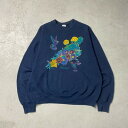 ■90年代 USA製 ARIZONA スウェットシャツ 鳥 フラワー アート 箔プリント メンズL レディース 古着 90s ヴィンテージ VINTAGE アニマル 動物 花柄 紺色【スウェット】/ネイビー ◎箔押しされており光沢のあるプリントです。 【ブランド】FRUIT OF THE LOOM フルーツオブザルーム 【サイズ】表記 L ※計測値をご確認ください。 着丈…66 身幅…61.5 肩幅…60.5 袖丈…61.5 【生産国】USA製 【素材】コットン50% ポリエステル50% 【状態】全体的にフェード、首元に薄汚れ等の使用感がございます。 画像にてご確認ください。 【c240209016】 ※古着は洗濯、検品などのケアを行っております。（新品・デッドストックは洗濯していません。） ※モニターの発色により実物と異なる場合がございます。予めご了承ください。 ※ 海外直輸入USED品になります。cave古着屋では、ヴィンテージ商品や、今後も長く愛される未来のヴィンテージであるグッドレギュラーを中心に、メンズ・レディース・キッズ問わず、幅広い古着を取り扱っています。商品は全て洗濯をしてから出品しています。