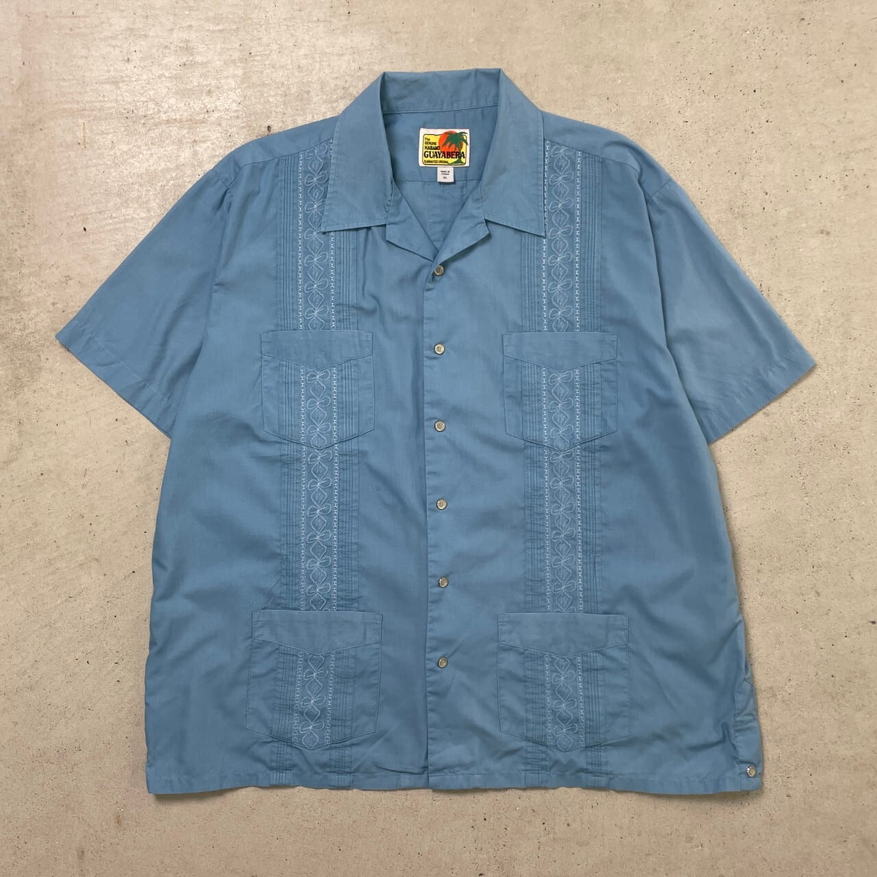 ■GUAYABERA キューバシャツ メキシカンシャツ オープンカラー 開襟 メンズ2XL相当 古着 刺繍 スナップボタン 水色【半袖シャツ】/ブルー 【ブランド】GUAYABERA 【サイズ】表記 XL ※計測値をご確認ください。 着丈…73 身幅…69 肩幅…53.5 袖丈…25.5 【生産国】中国製 【素材】ポリエステル80% コットン20% 【状態】多少の使用感や刺繍の糸ほつれや色あせが御座います。 画像にてご確認ください。 【c240517051】 ※古着は洗濯、検品などのケアを行っております。（新品・デッドストックは洗濯していません。） ※モニターの発色により実物と異なる場合がございます。予めご了承ください。 ※ 海外直輸入USED品になります。cave古着屋では、ヴィンテージ商品や、今後も長く愛される未来のヴィンテージであるグッドレギュラーを中心に、メンズ・レディース・キッズ問わず、幅広い古着を取り扱っています。商品は全て洗濯をしてから出品しています。