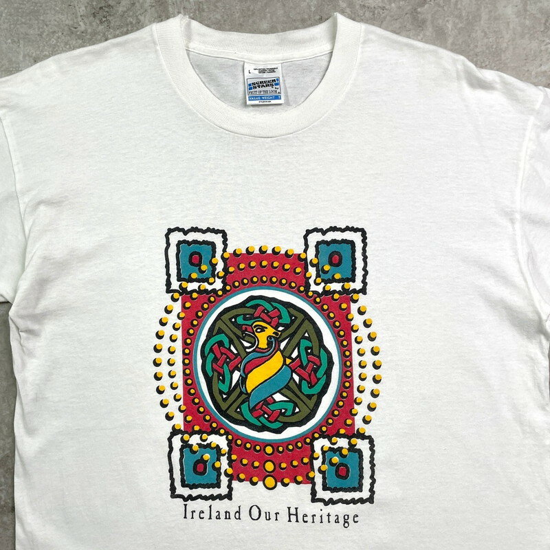 ■90年代 アイルランド製 ケルト柄 プリントTシャツ メンズL 古着 90s シングルステッチ ヴィンテージ VINTAGE 白色【Tシャツ】/ホワイト 【ブランド】SCREEN STARS 【サイズ】表記 L ※計測値をご確認ください。 着丈…73.5 身幅…54.5 肩幅…55.5 袖丈…19 【生産国】アイルランド製 【素材】コットン100％ 【状態】多少の使用感は御座いますが、目立ったダメージや汚れは御座いません。 画像にてご確認ください。 【c250609065】 ※古着は洗濯、検品などのケアを行っております。（新品・デッドストックは洗濯していません。） ※モニターの発色により実物と異なる場合がございます。予めご了承ください。 ※ 海外直輸入USED品になります。cave古着屋では、ヴィンテージ商品や、今後も長く愛される未来のヴィンテージであるグッドレギュラーを中心に、メンズ・レディース・キッズ問わず、幅広い古着を取り扱っています。商品は全て洗濯をしてから出品しています。