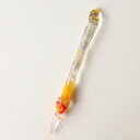 【サイズ】 　長さ　 　約13.7cm　 　ペン軸直径　 　約0.8cm-1.3cm　 ＜取扱上の注意＞ ・手作りのため、おおよその大きさを示しています。 ■ ガラス素材でできております。強い衝撃で破損することがあります。ガラスペン 万年筆 硝子ペン オレンジ ラメ 透明 手作り 13.7cm 1点もの ◆手作りガラスペン　tomoqo japanさんの作品 透明ガラスにオレンジ/黄色/ラメの色ガラスが混ぜられています。 全長は13.7cm 線の太さは0.5〜1mmくらい 小さくかわいらしいペン軸　 『tomoqo japan』の刻印があります。 十分注意して梱包させていただきますが、専用ボックスなどはありませんので、ご了承ください。 【ご購入前にご確認ください】 1点のみ。返品交換はできかねますのでご注意ください。 ひび割れのようなもの、曇りや気泡、黒い点になっている部分などが見られます。 製造工程上できるものでもあり、アート作品としてご了承お願いいたします。 手作りの為、ペン軸は真っ直ぐではありません。 写真にて十分ご確認お願いいたします。 さらに詳細に確認されたい場合は遠慮なくお問い合わせください。