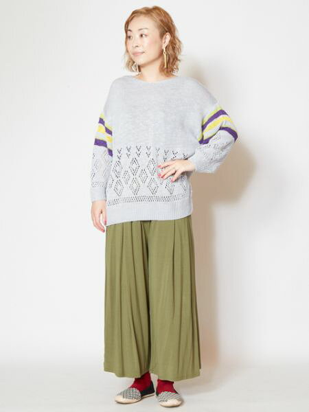 春花ニットTOP和物やカヤ 公式 和柄7CW-9101春の花をイメージした透かし模様の入ったニットトップス。すみれ、菜の花、春竜胆をイメージした色合いです。無地のベースにさりげなくお袖にボーダーを入れました。どんなボトムにも合わせやすいゆったりした着心地です