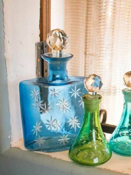 ウルマリビッグク瓶【チャイハネ公式店】 エスニックICGP8607切子のようなカットガラスがきれいな小瓶です。草花を活けたり、宝物を入れたり。光をあびるときらりと輝き置いておくだけでステキなインテリアになります。
