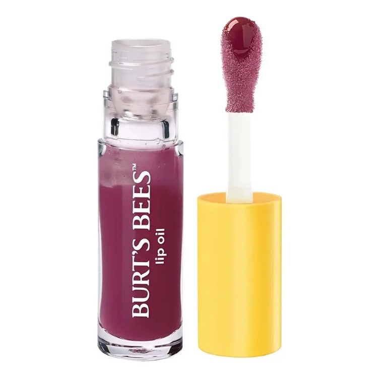 バーツビーズ リップオイル プラムトワイライトは、責任を持って調達されたホホバオイル、スイートアーモンドオイル、メドウフォームシードオイルを配合したリップオイルです。乾燥しがちな唇にうるおいを与え、やわらかくなめらかに整えます。シアーな深みのあるプラムカラーで、自然なツヤのある仕上がりです。軽やかでべたつきにくい使用感で、唇にフィットしやすいアプリケーター付き。ジューシーなピーチの香りを楽しめます。パラベン、フタル酸エステル、ワセリン、SLSは使用しておらず、リサイクル可能な外箱を採用しています。