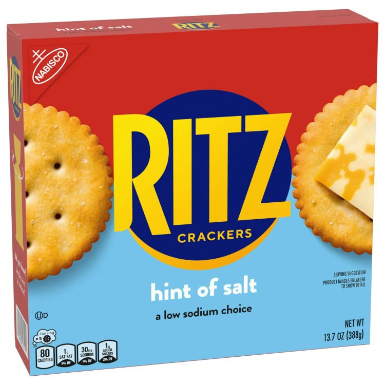 RITZ ヒント オブ ソルト クラッカーは、塩分をほんの少し加えた、サクサクしておいしい RITZ のレシピです。低ナトリウムの選択肢で、1 食分 5 枚のクラッカーには 25 ミリグラムのナトリウムが含まれています。RITZ の伝統的な丸型クラッカーは、クラシックな味で、ほとんどどんなトッピングとも相性がよく、そのままでもおいしいスナック食品です。伝統的な塩味クラッカーのおいしい代替品として、RITZ ヒント オブ ソルト クラッカーにピーナッツ バターをトッピングして、おいしい放課後のおやつとしてお召し上がりください。または、ユニークなデザートのトッピングとして砕いてお召し上がりください。各箱には、13.7 オンスの RITZ クラッカー 1 パックが入っています。 RITZ ヒント オブ ソルト クラッカー 13.7 オンス 1 パック 低塩クラッカーは、リッツのレシピと同じサクサクとした美味しいクラッカーで、ほんの少し塩分が含まれています。 おやつ、前菜、簡単な食事に最適なクラッカー グリルした肉やチーズから果物や野菜まで、ほぼすべてのトッピングと相性が良い 低ナトリウムクラッカーには5枚あたり25ミリグラムのナトリウムが含まれています。
