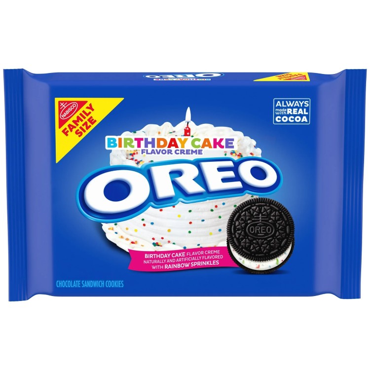 オレオ バースデーケーキ チョコレート サンドイッチ クッキー 17 オンス ファミリーサイズ パック 1 個 (パッケージは異なる場合があります) チョコレートウエハースクッキーは、常に本物のココアで作られ、バースデーケーキクリームとカラフルなスプリンクルが詰まっています。 コーシャ認定のオレオサンドイッチバースデークッキーは、ディップに最適で、お気に入りのデザートレシピに混ぜるのに最適です。 ねじったり、なめたり、浸したり、オレオクッキーは大人のランチスナック、オフィススナック、子供の放課後の甘いおやつに最適です。 簡単に引っ張れるタブ付きの再密封可能なパックは、大量のスナッククッキーを新鮮に保ち、おやつ、シェア、旅行に最適です。 モンデリーズ・インターナショナルの使命は、社員の成長、事業の成長、そして周囲の世界への影響力の拡大を通じて、より多くの喜びの瞬間を創出し、世界最高のスナック会社を築くことです。