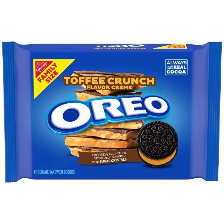 17オンスのオレオ トフィー クランチ クリーム シュガー クリスタル チョコレート サンドイッチ クッキー ファミリー サイズ パック 1 個 (パッケージは異なる場合があります) チョコレートウエハースクッキーは、常に本物のココアで作られ、砂糖の結晶が入ったトフィー風味のクリームが詰まっています。 コーシャ認定のオレオサンドイッチクッキーは、ディップに最適で、お気に入りのデザートレシピに混ぜるのに最適です。 ねじったり、なめたり、浸したり、オレオクッキーは大人のランチスナック、オフィススナック、子供の放課後の甘いおやつに最適です。 簡単に引っ張れるタブ付きの再密封可能なパックは、大量のスナッククッキーを新鮮に保ち、おやつ、シェア、旅行に最適です。