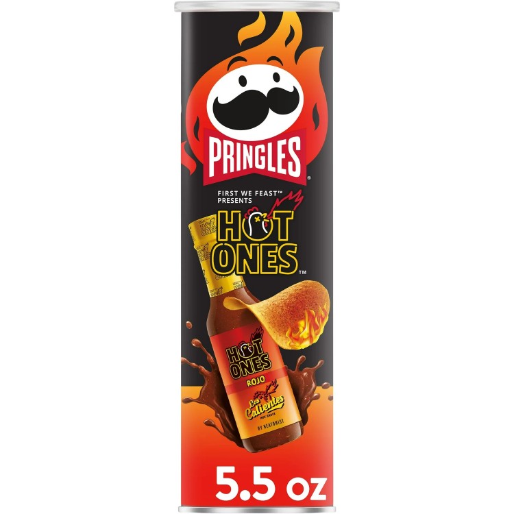 プリングルズ×ホットワンズ ロスカリエンテスロホポテトチップスでスパイシーなスナックを堪能しましょう。セレブインタビュー番組「ホットワンズ」からインスピレーションを受けた商品です。常温保存可能です。 チャレンジにピッタリのプリングルスは、中辛のハラペーニョとピリッとしたハバネロ風味のロホホットソースで作られています。最高の風味と辛さの完璧な組み合わせです。 スパイシーなスナック好きの方には、最高においしいロホ味。コーシャ乳製品。牛乳と小麦の成分が含まれています。 ビデオゲームの時間、映画の夜、または友人との付き合いの間に、これらのシェアできる缶ビールをお楽しみください。味覚を刺激する準備をしましょう! すぐに食べられるプリングルズ×ホットワンズ ロスカリエンテスロホポテトチップス5.5オンス缶1個入り すぐに食べられる