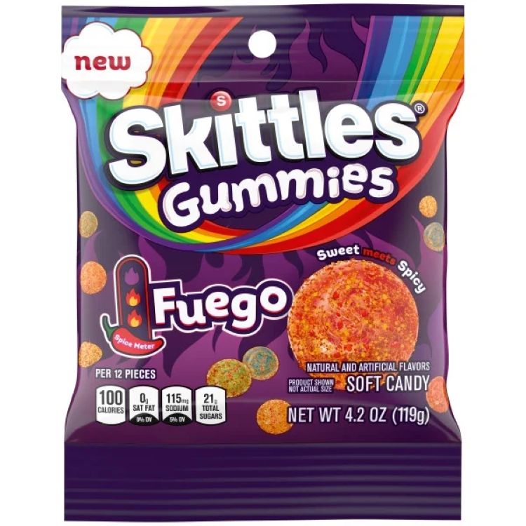 スキットルズ グミキャンディ フエゴ 119gは、スキットルズのカラフルなフルーツフレーバーに、スパイシーな刺激をプラスした新感覚のグミキャンディです。ストロベリー、グレープ、ライム、レモン、オレンジの5種類のフルーティーな味わいをベースに、チリライム風味のコーティングを施し、甘さと辛さが絶妙に重なり合う味わいに仕上げられています。ひと口食べるごとに、フルーツの甘みとピリッとした刺激が広がり、クセになるおいしさ。ランチ後の気分転換や、仕事の合間のおやつ、友人とのシェアやパーティーシーンにもぴったりです。スキットルズならではの楽しさに、刺激的なアクセントを加えたフエゴは、いつものおやつに変化をつけたい方にもおすすめ。甘いだけでは物足りない方にぴったりな、スパイシーで個性的なスキットルズ グミキャンディです。