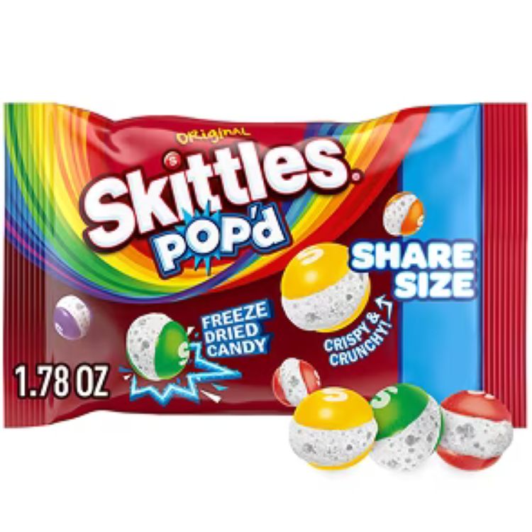 スキットルズ POP’d オリジナル フリーズドライキャンディは、スキットルズのフルーティーな味わいをサクサク食感で楽しめるフリーズドライタイプのキャンディです。1.78オンス（約50g）のシェアサイズパック入りで、家族や友人とシェアしやすいサイズです。 いちご、レモン、ライム、グレープ、オレンジの5つのフルーツフレーバーをラインアップ。フリーズドライ製法により、軽やかでクリスピーな食感が楽しめるユニークな仕上がりになっています。 ドライブのお供や映画鑑賞のおやつ、パーティーのキャンディボウルにもぴったり。サクサク食感とフルーティーな味わいで、さまざまなシーンで楽しめるスナックキャンディです。